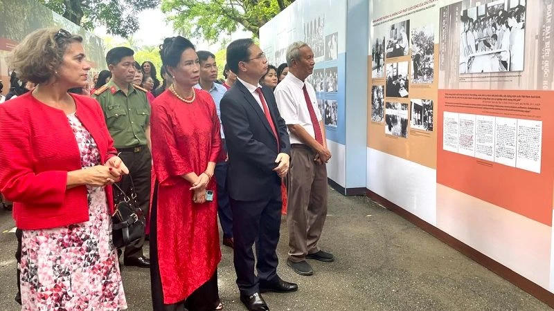 Các đại biểu và công chúng tham quan Triển lãm “55 năm ngày Bác đi xa, 55 năm bảo tồn và phát huy giá trị Khu Di tích Chủ tịch Hồ Chí Minh tại Phủ Chủ tịch (1969-2024)". (Ảnh: TRANG ANH)