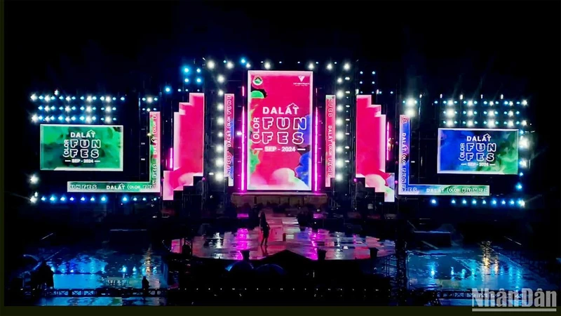 Sân khấu ngoài trời tại Quảng trường Lâm Viên, thành phố Đà Lạt sẵn sàng cho “Dalat Color Fun Festival 2024”.