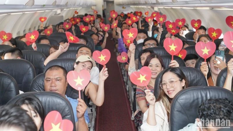 Rực rỡ cờ đỏ sao vàng chào mừng Quốc khánh 2/9 trên những chuyến bay Vietjet