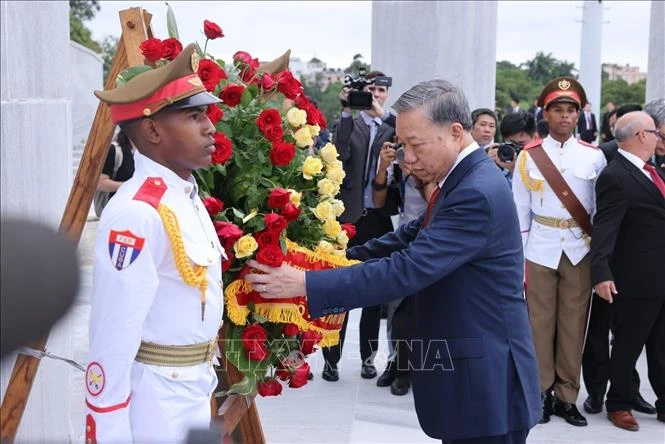 Tổng Bí thư, Chủ tịch nước Tô Lâm đặt vòng hoa tại Đài tưởng niệm Anh hùng dân tộc Jose Marti.