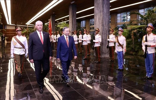 Tổng Bí thư, Chủ tịch nước Tô Lâm và Bí thư thứ nhất Đảng Cộng sản Cuba, Chủ tịch Cuba Miguel Diaz Canel Bermudez duyệt Đội danh dự. (Ảnh: Lâm Khánh/TTXVN) 