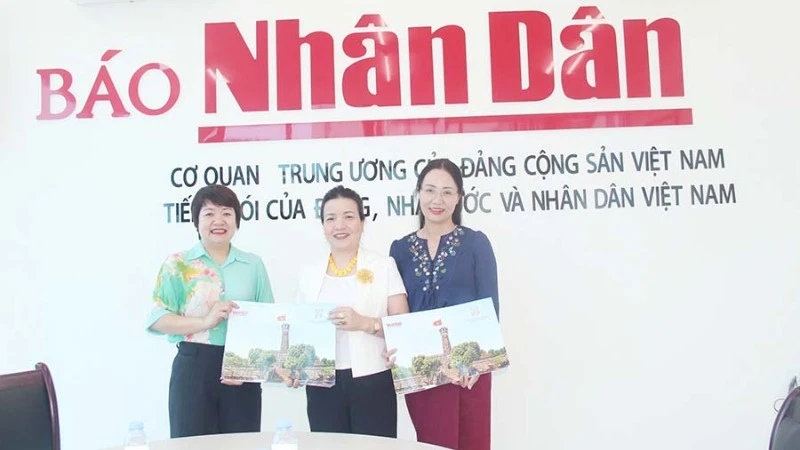 Văn phòng đại diện Báo Nhân Dân tại tỉnh Hà Nam trao tặng ấn phẩm đặc biệt "Cột cờ Hà Nội" cho Sở Giáo dục và Đào tạo tỉnh Hà Nam.