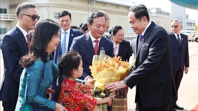 Lễ đón Chủ tịch Quốc hội Trần Thanh Mẫn tại Sân bay quốc tế Wattay, Thủ đô Vientiane. (Ảnh: Thống Nhất/TTXVN)