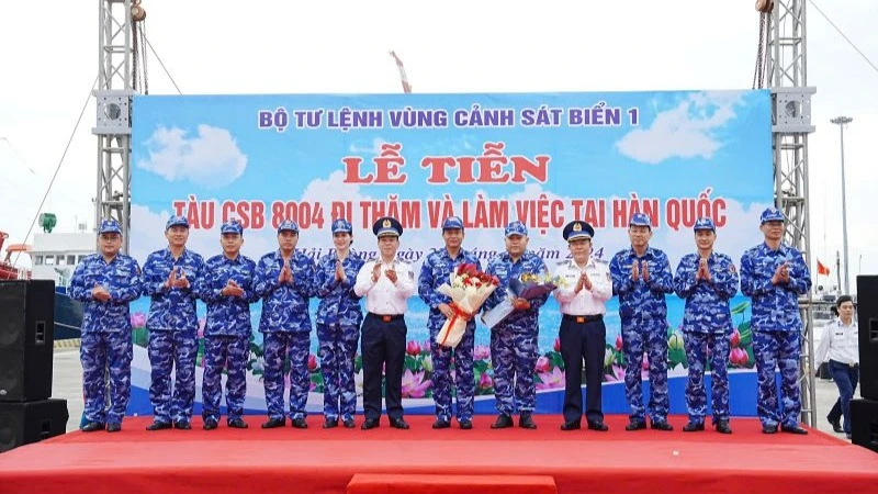 Đại diện lãnh đạo Bộ Tư lệnh Vùng Cảnh sát biển 1 tặng hoa, tiễn đoàn công tác trên Tàu CSB 8004 trước lúc lên đường đi thăm và làm việc tại Hàn Quốc.