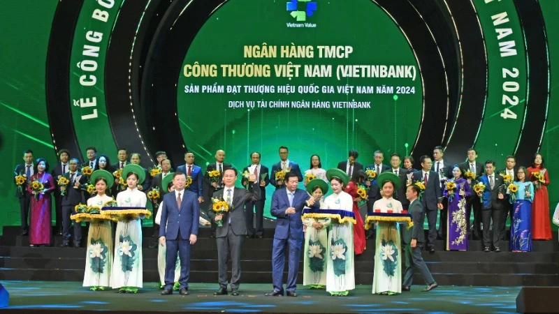 Ông Lê Thanh Tùng - Thành viên HĐQT VietinBank nhận vinh danh Thương hiệu quốc gia Việt Nam năm 2024.