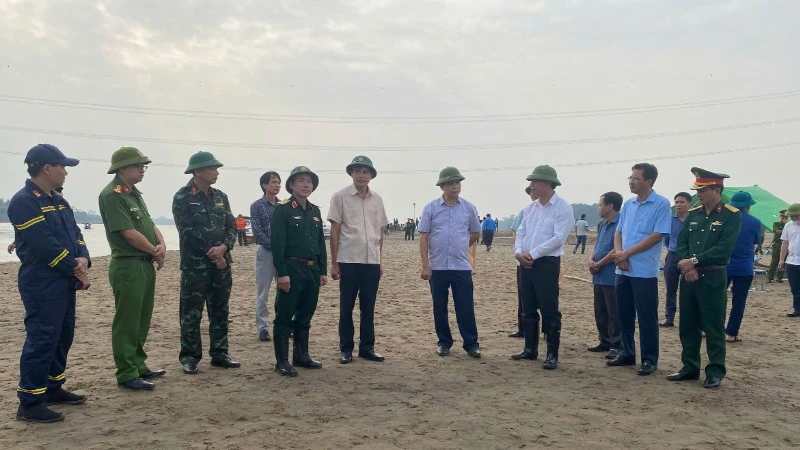 Lãnh đạo Quân khu 2 và tỉnh Phú Thọ thường xuyên có mặt tại hiện trường chỉ đạo công tác tìm kiếm.