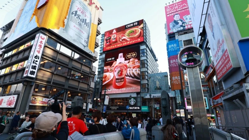 Tương ớt Chin-su xuất hiện hoành tráng tại khu phố ẩm thực sôi động Dottonburi, Osaka, Nhật Bản.