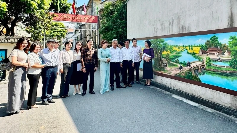 Hà Nội ngày càng có nhiều tuyến đường sạch, đẹp từ nỗ lực của cộng đồng.