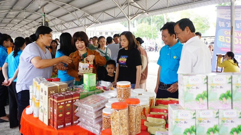 Du khách tham quan gian hàng sản phẩm OCOP tại phiên Chợ Tết Công đoàn huyện Tháp Mười, xuân Giáp Thìn 2024.