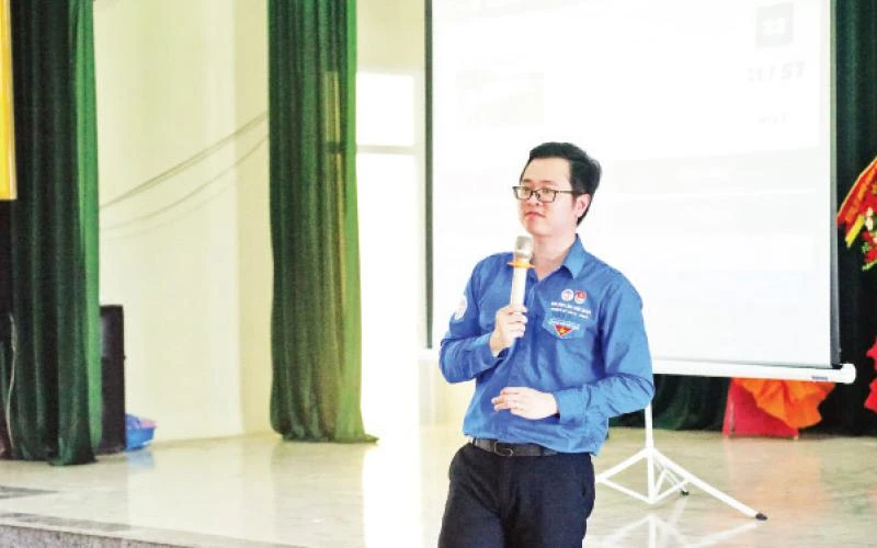 Thành viên Đội hình Tình nguyện trí thức trẻ Trường đại học Kinh tế quốc dân tập huấn kiến thức chuyển giao tiến bộ khoa học kỹ thuật cho nông dân huyện Như Xuân (tỉnh Thanh Hóa).