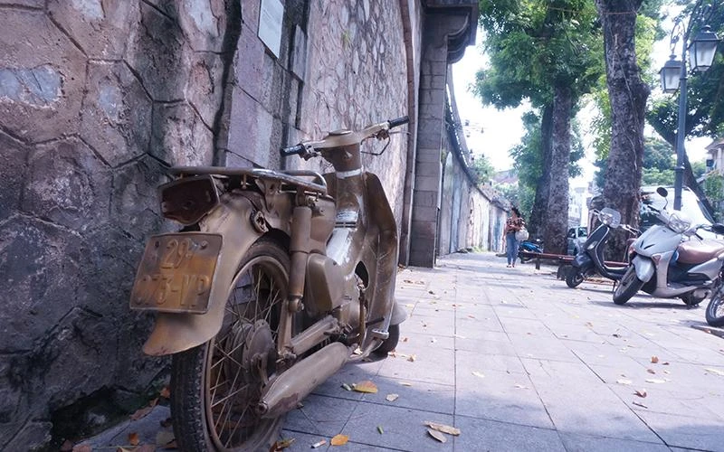 Chiếc xe máy vốn là một phần của tác phẩm nghệ thuật trên phố bích họa Phùng Hưng giờ nằm trơ trọi.