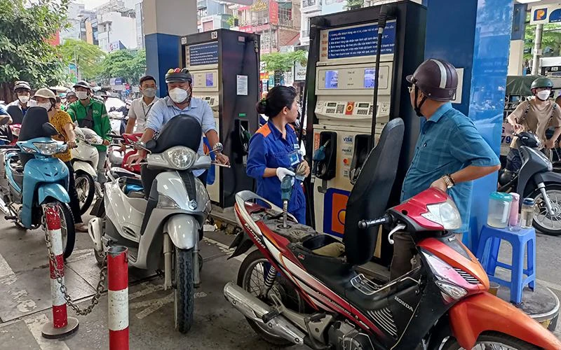 Người dân mua xăng dầu tại cửa hàng trên phố Nguyễn Lương Bằng (quận Đống Đa, Hà Nội).