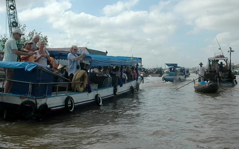 Nhiều hợp tác xã tại Cần Thơ rất linh hoạt trong kinh doanh du lịch và dịch vụ. Trong ảnh: Khách du lịch nước ngoài tham quan chợ nổi Cái Răng, Cần Thơ. (Ảnh Thanh Tâm)