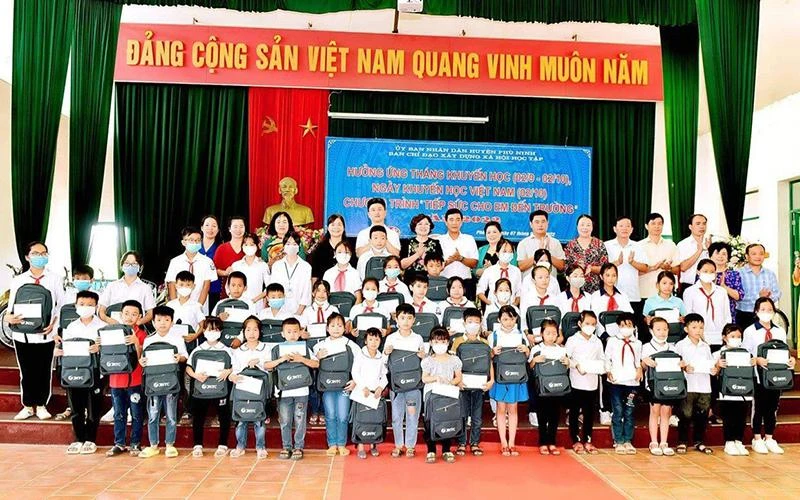 Trao quà tặng học sinh nghèo huyện Phù Ninh, tỉnh Phú Thọ năm 2022.