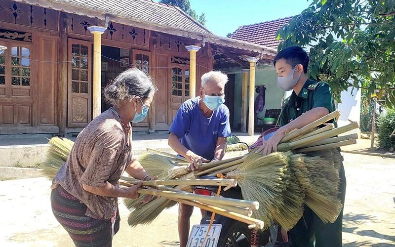 Thượng úy Phạm Thái Sơn đến từng nhà để nhận hàng giao cho khách đặt mua.