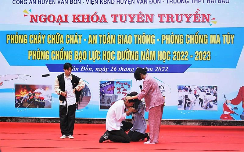 Tuyên truyền phòng, chống ma túy tại Trường THPT Hải Đảo (tỉnh Quảng Ninh).