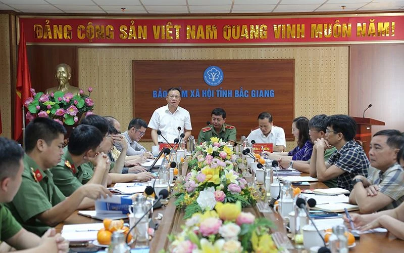 Đoàn công tác của Bộ Công an và Bảo hiểm xã hội Việt Nam kiểm tra tình hình thực hiện Quy chế số 01 tại Bảo hiểm xã hội tỉnh Bắc Giang. (Ảnh TRUNG TÂM)