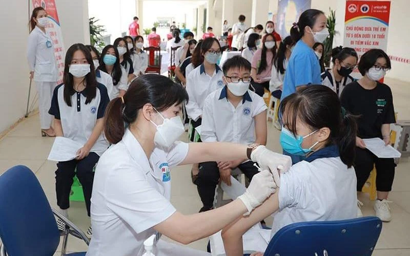 Tiêm vắc-xin phòng Covid-19 cho học sinh trên địa bàn TP Vĩnh Yên (Vĩnh Phúc). (Ảnh Phạm Hằng)