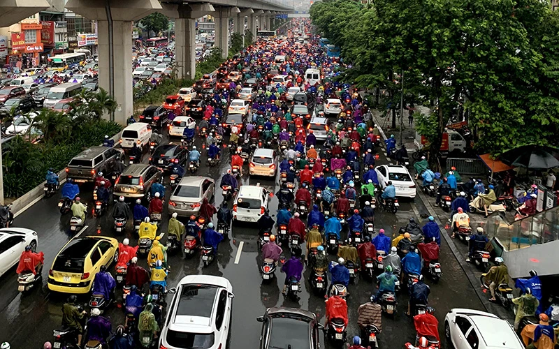 Ùn tắc giao thông vào khung giờ cao điểm trên đường Nguyễn Trãi, Hà Nội. (Ảnh Thu Hà)