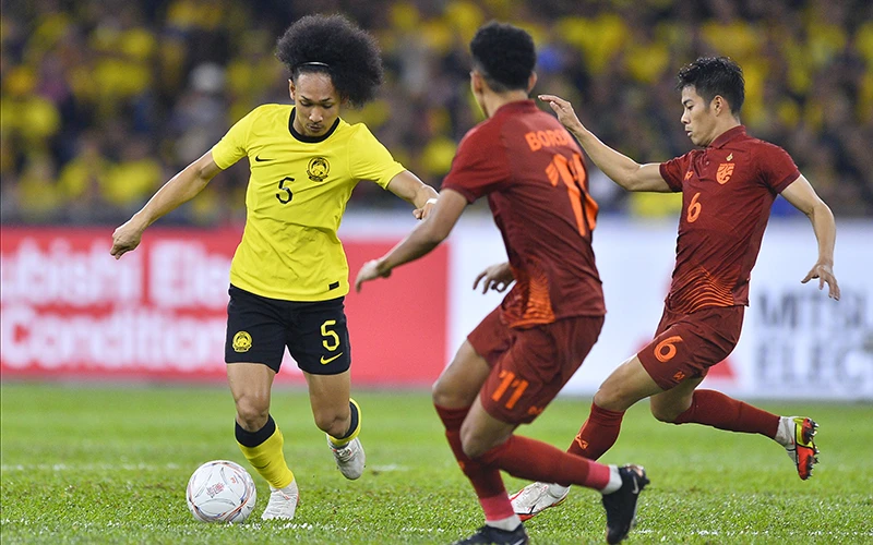 Đội tuyển chủ nhà Malaysia (áo sáng) thắng Thái Lan 1-0.