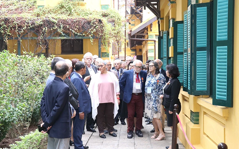 Các đại biểu quốc tế thăm Khu di tích Chủ tịch Hồ Chí Minh nhân kỷ niệm 50 năm Ngày ký Hiệp định Paris.