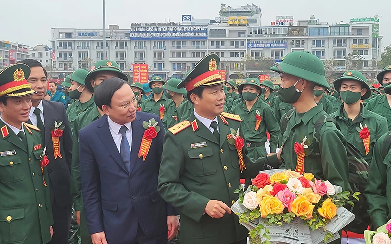 Đại diện lãnh đạo Bộ Quốc phòng, Quân khu 3 và tỉnh Quảng Ninh động viên các tân binh lên đường nhập ngũ.