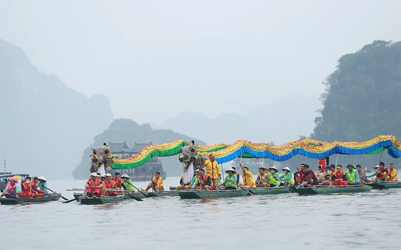 Đoàn rước trong lễ hội chùa Tam Chúc (Hà Nam).