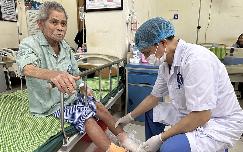 Bác sĩ Bệnh viện Nội tiết Trung ương kiểm tra, đánh giá các biến chứng bàn chân của người bệnh đái tháo đường.