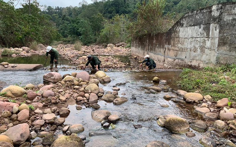 Vệ sinh đập đầu mối là công việc hằng ngày của công nhân đội cấp nước Mường Nhé, tỉnh Điện Biên.