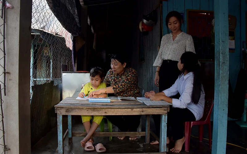 Các bé (ở huyện Thanh Bình, tỉnh Đồng Tháp) được sự quan tâm, yêu thương từ những người mẹ đỡ đầu. 