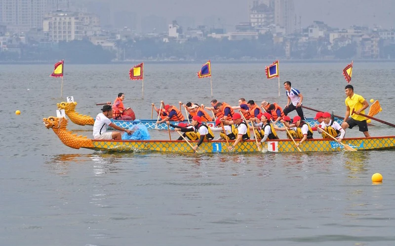 Các vận động viên tham gia Giải Bơi chải thuyền rồng Hà Nội mở rộng năm 2022 tại Hồ Tây. (Ảnh CHÍ DŨNG)