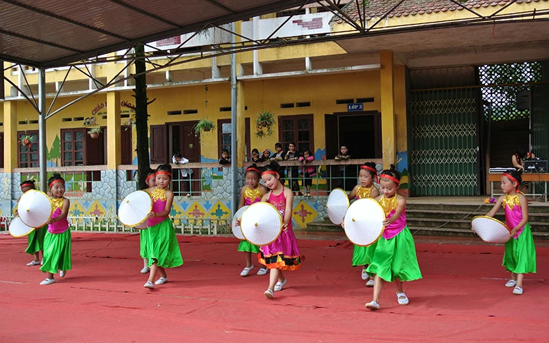 Tiết mục văn nghệ của học sinh Trường phổ thông dân tộc bán trú tiểu học Trung Chải (Sa Pa, Lào Cai).