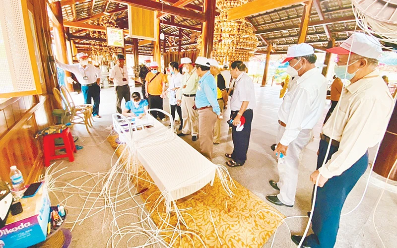 Du khách tham quan khu sản xuất hàng mỹ nghệ tại làng nghề Trường Sơn, Nha Trang. (Ảnh Phong Nguyên)