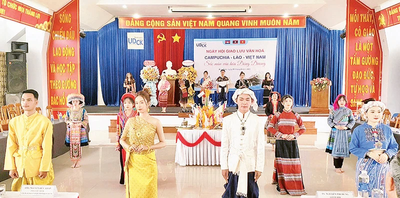 Trình diễn trang phục cổ truyền các dân tộc của ba nước Việt Nam-Lào-Campuchia.