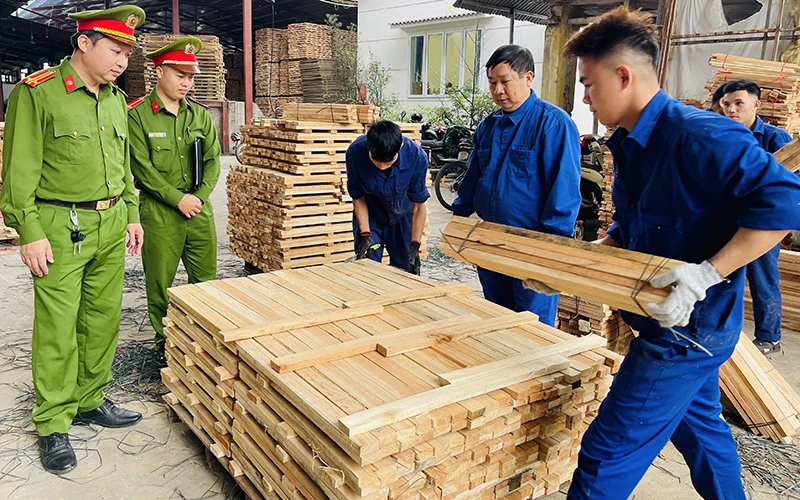 Công an xã Báo Đáp, huyện Trấn Yên (Yên Bái) kiểm tra công tác bảo đảm an toàn trong sản xuất tại một doanh nghiệp.