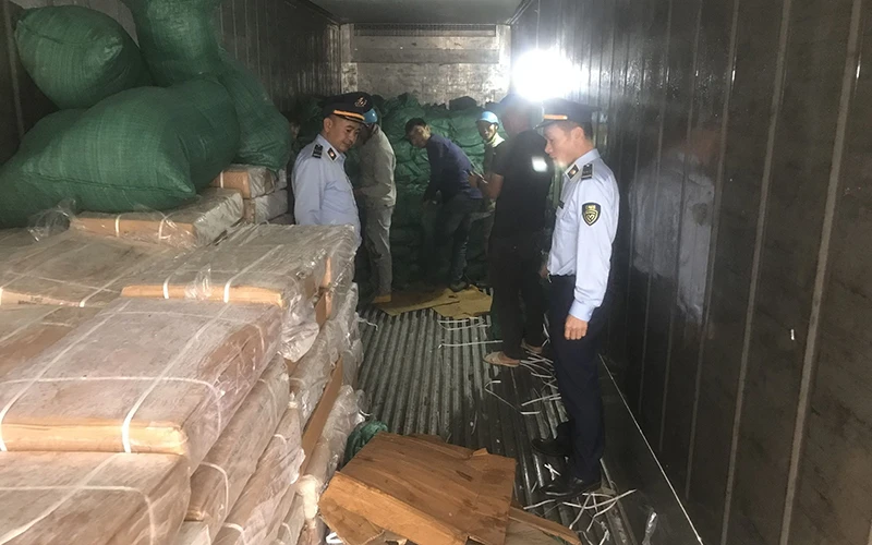 Lực lượng chức năng tỉnh Lạng Sơn kiểm tra, thu giữ gần 10 tấn sản phẩm thịt trâu đông lạnh không rõ nguồn gốc xuất xứ. 