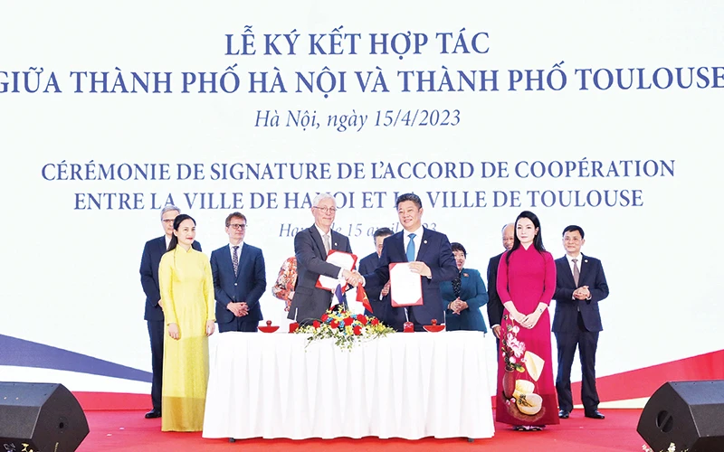 Đại diện chính quyền thành phố Hà Nội và thành phố Toulouse (Pháp) ký kết hợp tác.