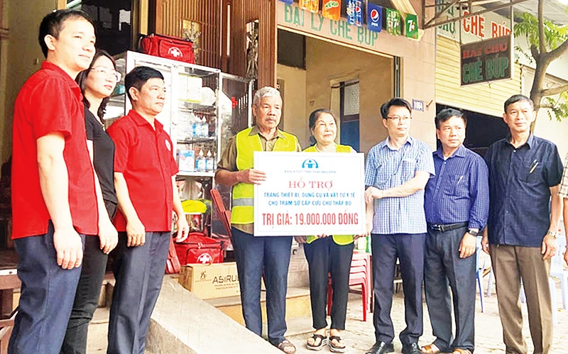 Đại diện Ban An toàn giao thông và Hội Chữ thập đỏ tỉnh bàn giao trang thiết bị y tế cho điểm sơ cấp cứu chữ thập đỏ tại phường Tích Lương (thành phố Thái Nguyên).