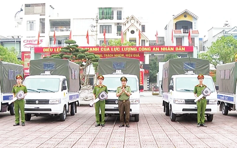 Công an tỉnh Thái Bình bàn giao xe cho lực lượng công an xã, thị trấn có địa bàn phức tạp.
