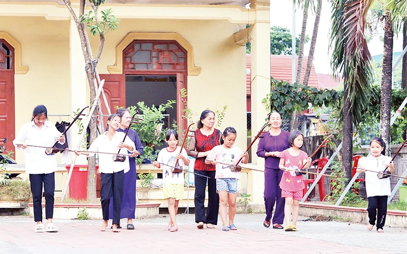 Các em học sinh học hát xẩm tại Câu lạc bộ xẩm Hà Thị Cầu.