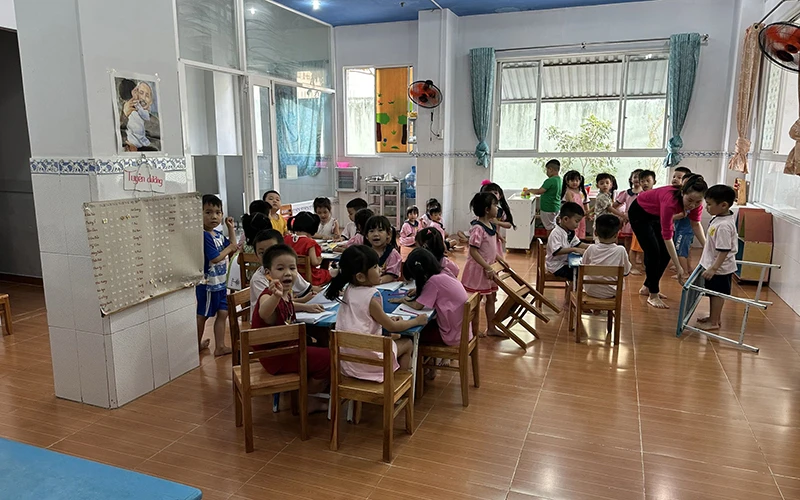 Lớp mẫu giáo được mở trong Khu lưu trú công nhân Thiên Phát, giúp người lao động yên tâm làm việc.