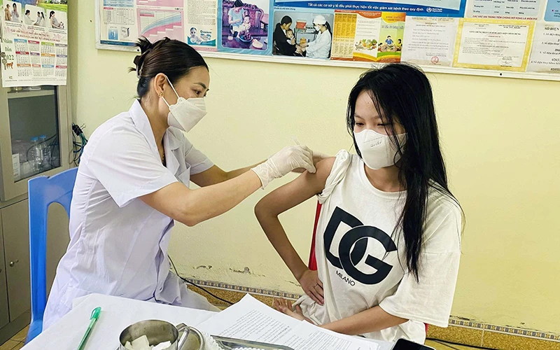 Tiêm vắc-xin phòng Covid-19 tại Trạm Y tế phường Đông Mai, thị xã Quảng Yên, tỉnh Quảng Ninh. (Ảnh HẢI CHI)