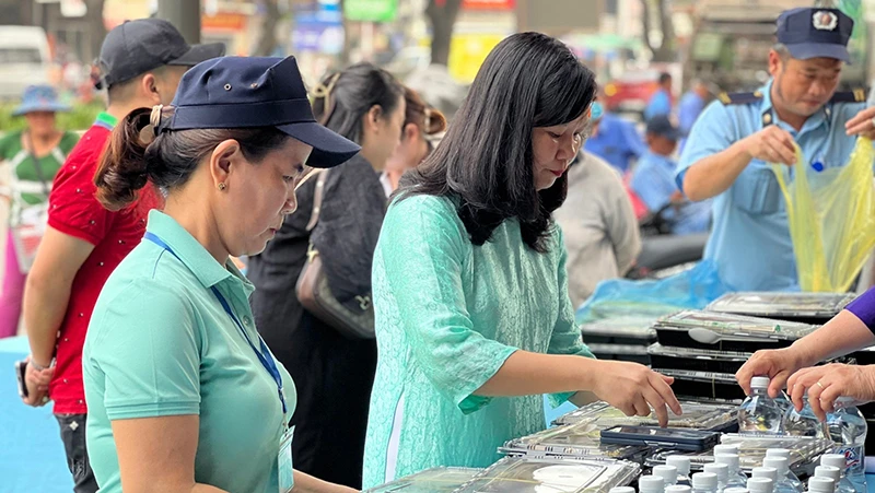 Chị Hoàng Thị Như Thanh (bên phải) tham gia hoạt động thiện nguyện “Ngày chủ nhật vì cộng đồng”.