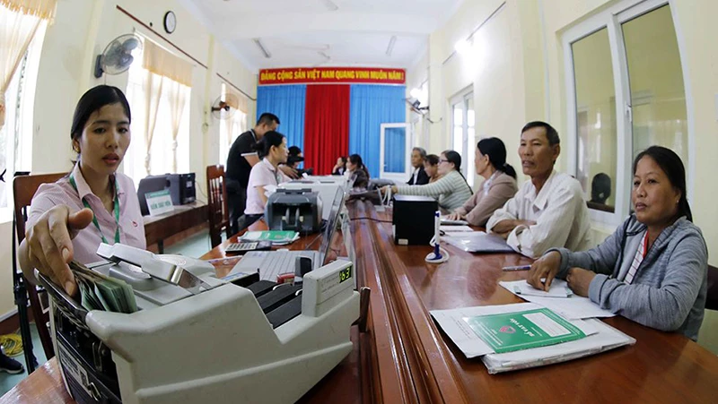 Một buổi giao dịch vay vốn tại Điểm giao dịch của Ngân hàng Chính sách xã hội huyện đảo Lý Sơn (Quảng Ngãi).