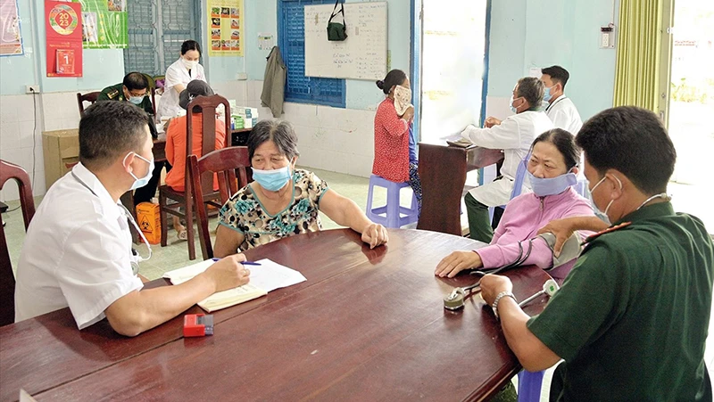 Bộ đội Biên phòng tỉnh Kiên Giang khám bệnh, cấp thuốc miễn phí cho người dân tại khu vực Cửa khẩu quốc tế Hà Tiên. (Ảnh VĂN LINH)