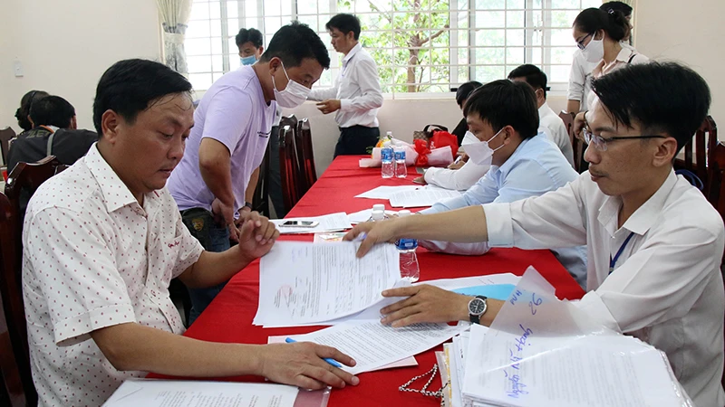 Ban Bồi thường giải phóng mặt bằng huyện Bình Chánh tổ chức chi trả bồi thường Dự án vành đai 3 cho các hộ dân. 