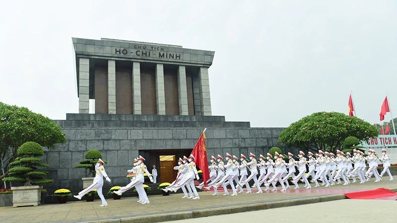 Cán bộ, chiến sĩ Bộ Tư lệnh Bảo vệ Lăng Chủ tịch Hồ Chí Minh thực hiện nghi lễ chào cờ hằng ngày.