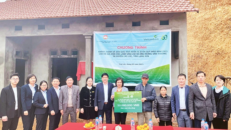 Bàn giao nhà cho hộ ông Lành Văn Chú (thôn Sài Hồ, xã Tân Thành, huyện Cao Lộc) xây từ nguồn quỹ "Vì Người nghèo" tỉnh Lạng Sơn hỗ trợ.