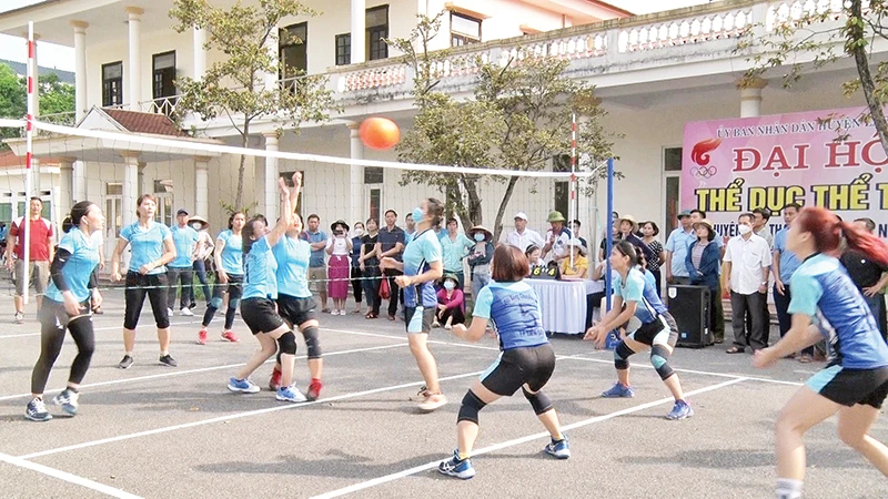 Thi đấu bóng chuyền hơi tại Đại hội thể dục thể thao huyện Lập Thạch .