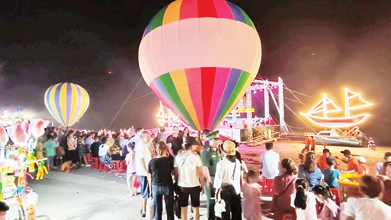 Lễ hội Du lịch biển và khinh khí cầu của tỉnh Thái Bình lần đầu được tổ chức.